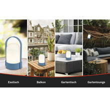 Collage van een draagbare buitenlamp op een eettafel, een balkon, een tuintafel en hangend in een gezellige tuinlounge.