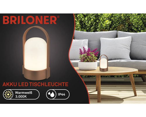 Briloner Logo, oplaadbare LED-tafellamp op houten tafel in tuin met bank en heg, warm wit licht 3000 Kelvin, spatwaterdicht IP44.