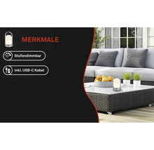 Draagbare lamp op een witte tafel in een lichte loungehoek met rotan meubels. Kenmerken: trapsgewijs dimbaar en inclusief USB-C-kabel.