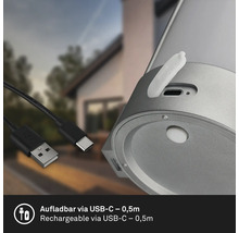Detailopname van een product met USB-C-poort en een USB-oplaadkabel van nul komma vijf meter.