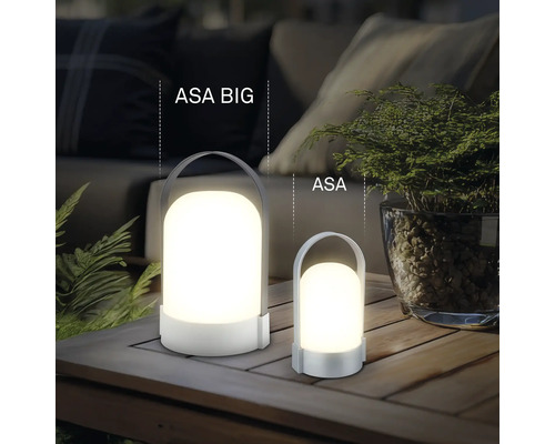 Mobiele LED-tafellampen ASA BIG en ASA op een houten tafel buiten.