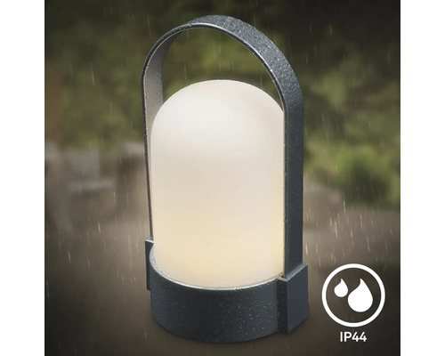 Draagbare LED-buitenlamp met handvat en IP44-classificatie, geschikt voor gebruik in de regen.
