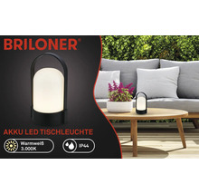 Briloner Logo, zwarte LED-tafellamp op accu op een houten tuintafel, warm wit licht 3.000 Kelvin, beschermingsklasse IP44.