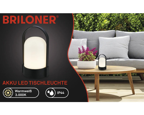Briloner Logo, zwarte LED-tafellamp op accu op een houten tuintafel, warm wit licht 3.000 Kelvin, beschermingsklasse IP44.