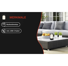 Stapsgewijs dimbare LED-lamp inclusief USB-C-kabel op een rotan tuintafel met fruit en planten voor een lichte lounge.