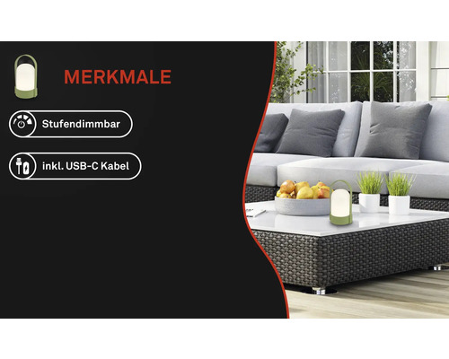 Draagbare tafellamp, dimbaar, inclusief USB-C kabel. Moderne buitenlounge met bank, donkere gevlochten salontafel, fruitschaal en planten.