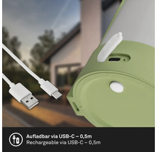 Detailopname van een lamp met USB C aansluiting en een witte oplaadkabel met een lengte van nul komma vijf meter.