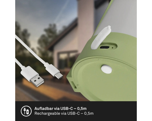 Detailopname van een lamp met USB C aansluiting en een witte oplaadkabel met een lengte van nul komma vijf meter.