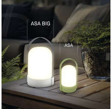 Twee moderne draagbare LED-tafellampen ASA BIG en ASA van kunststof op een houten tafel in een lichte, georganiseerde buitenruimte.