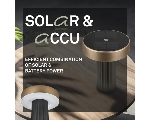 Tafellamp op zonne-energie en batterij voor buiten op een houten tafel met zonnepaneel bovenaan en een geribbelde voet.