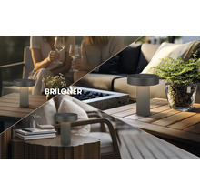 Briloner solar tafellamp in antraciet op houten tafels in verschillende buitenscènes met loungemeubilair, planten en vuurplaats. Briloner Logo.