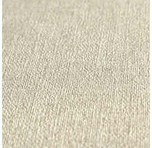 Detailopname van beige vliesbehang met een fijne, korrelige structuur.