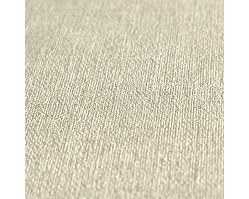 Detailopname van beige vliesbehang met een fijne, korrelige structuur.