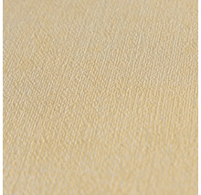 Beigekleurig gestructureerd behang met een fijne textuur