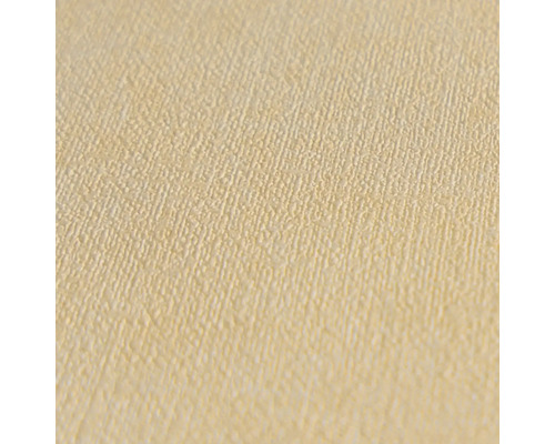 Beigekleurig gestructureerd behang met een fijne textuur