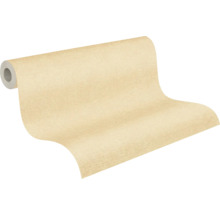 Beige vliesbehang met fijne structuur op een rol.