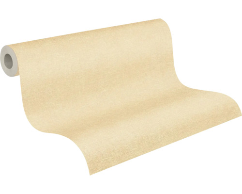Beige vliesbehang met fijne structuur op een rol.