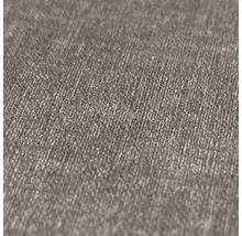 Detailopname van gestructureerd behang in grijs met verticale lijnen en een fijne weefseloptiek.