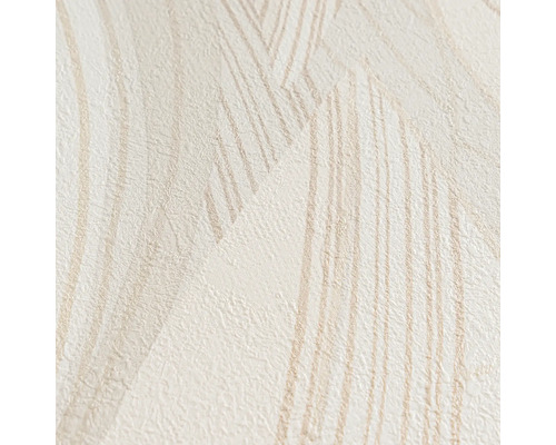 Close-up van een beige gestructureerd behang met een patroon van abstracte golvende lijnen en een licht glanzend oppervlak.