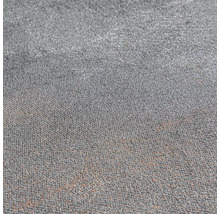 Detailopname van gestructureerd behang met een fijn, korrelig oppervlak en metallische accenten.