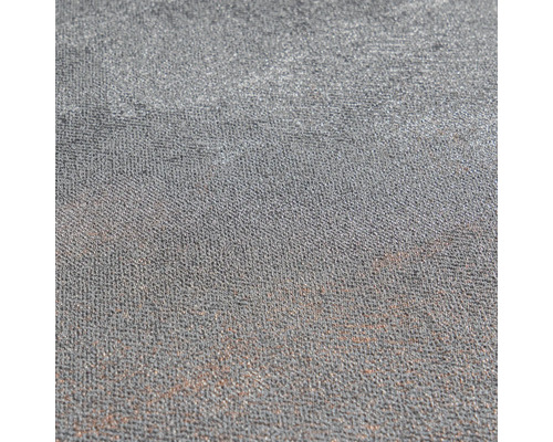 Detailopname van gestructureerd behang met een fijn, korrelig oppervlak en metallische accenten.