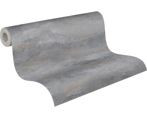 Vliesbehang in grijze betonlook met gestructureerd oppervlak en metaalglans.