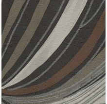 Vliesbehang met abstract golfpatroon in aardetinten en een gestructureerd oppervlak.