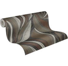 Vliesbehang met groot abstract bladpatroon in bruin en beige.