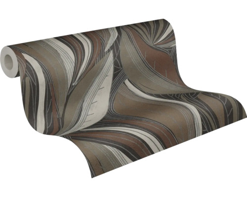 Vliesbehang met groot abstract bladpatroon in bruin en beige.