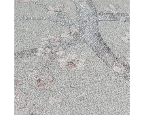 Gestructureerd vliesbehang met floraal patroon van glinsterende boomtakken en bloesems.