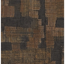 Gestructureerd behang met geweven patchworkpatroon in bruin en zwart.