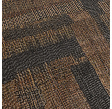 Vliesbehang met gestructureerde weeflook en geometrisch patroon in bruintinten.