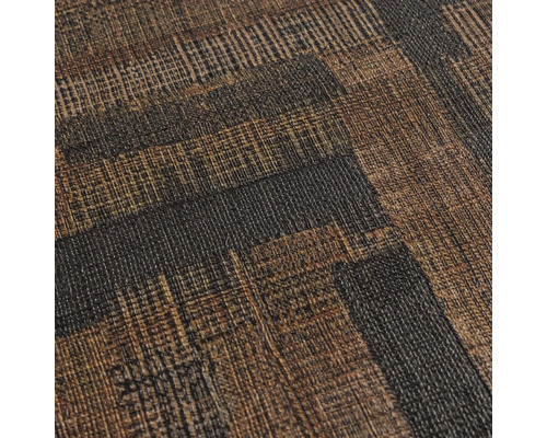 Vliesbehang met gestructureerde weeflook en geometrisch patroon in bruintinten.