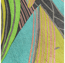 Detailopname van gestructureerd vliesbehang met abstract grafisch patroon en metalen accenten.