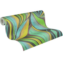 Vliesbehang met abstract bladerpatroon en golvende lijnen.