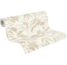 Gedeeltelijk uitgerolde rol vliesbehang met floraal bladerpatroon in crème en beige.
