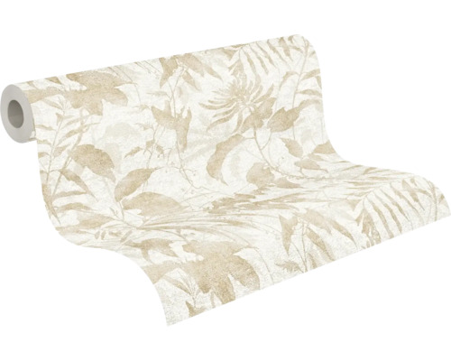 Gedeeltelijk uitgerolde rol vliesbehang met floraal bladerpatroon in crème en beige.