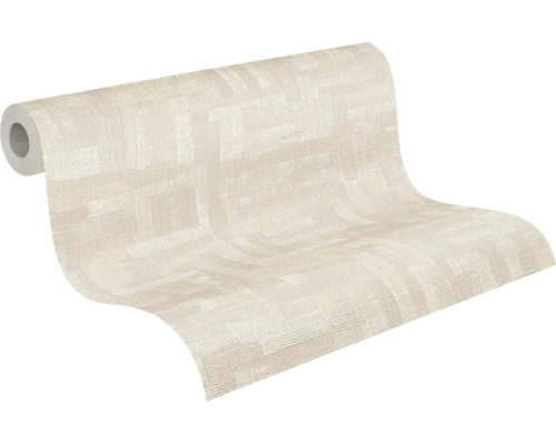 Gedeeltelijk afgerold vliesbehang met fijne textuur en een subtiel geometrisch patroon in lichtbeige.