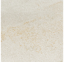 Detailopname van gestructureerd vliesbehang met fijne goudkleurige accenten.