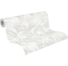 Gedeeltelijk uitgerolde behangrol met een botanisch bladerpatroon in lichte grijstinten.