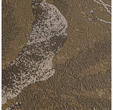 Detailopname van gestructureerd vliesbehang met een glanzend, abstract patroon.