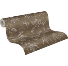 Vliesbehang met botanisch bladpatroon in bruin en beige, licht gestructureerd oppervlak.