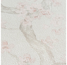 Gestructureerd vliesbehang met kersenbloesempatroon en takken. Detailopname van het oppervlak.