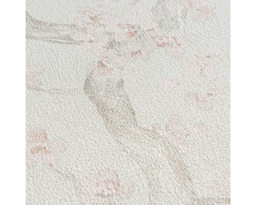 Gestructureerd vliesbehang met kersenbloesempatroon en takken. Detailopname van het oppervlak.