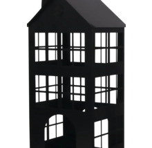 Zwarte metalen windlicht in de vorm van een huis met talrijke raamuitsparingen.