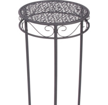 Ronde metalen plantenstandaard met geperforeerd blad en decoratieve versieringen op drie poten.
