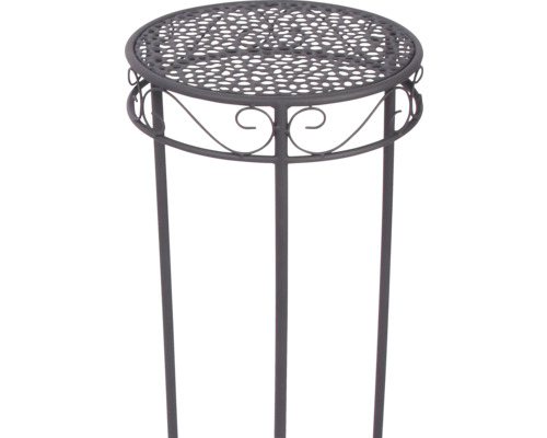 Ronde metalen plantenstandaard met geperforeerd blad en decoratieve versieringen op drie poten.