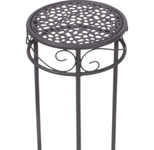 Ronde metalen plantenstandaard met geperforeerd blad en decoratieve krullen.