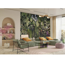 Moderne woonkamer met een groot tropisch behang, groene modulaire bank, fauteuil, glazen tafel en botanische decoratie.