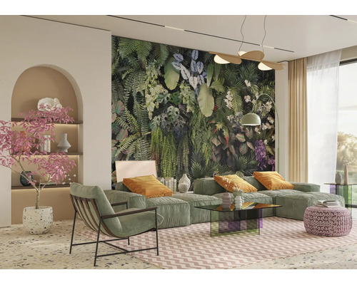 Moderne woonkamer met een groot tropisch behang, groene modulaire bank, fauteuil, glazen tafel en botanische decoratie.